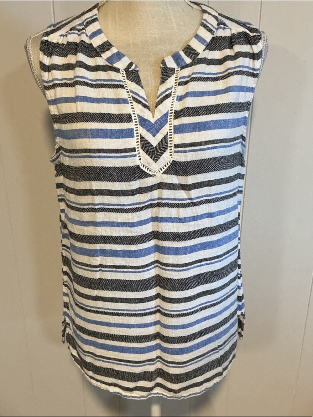 Liz Claiborne Blue Black White Striped Sleeveless V-Neck Tank